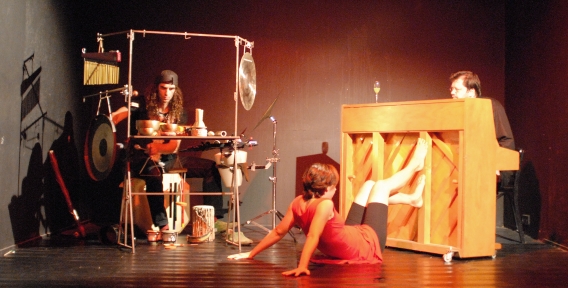 «grünes entzücken», Performance nach einem Gedicht von Bettina Schmitz im theater ensemble Würzburg am 14. Oktober 2006. Chiko U., Andrea Kneis, Stefan Hetzel. Foto: Knud Dobberke